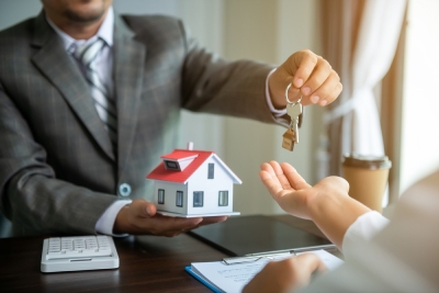 un agent immobilier vend une maison à un client.